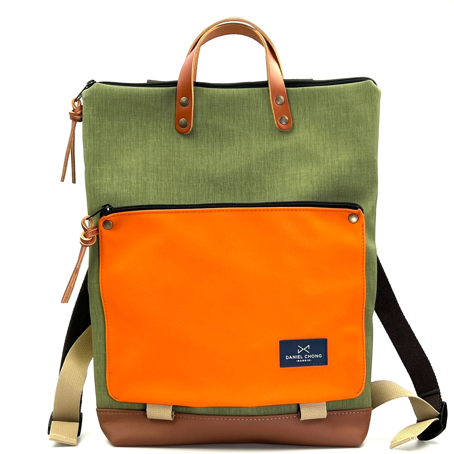 Mochila verde con bolsillo naranja de Daniel Chong