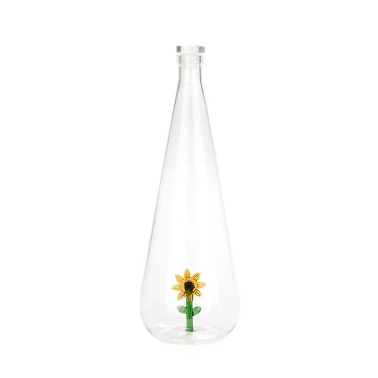 Botella de cristal con tapón hermético y un girasol de vidrio en el fondo