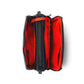 Bolso pequeño de Topologie Bottle Sacoche en color negro, con compartimentos interiores y forrado de rojo