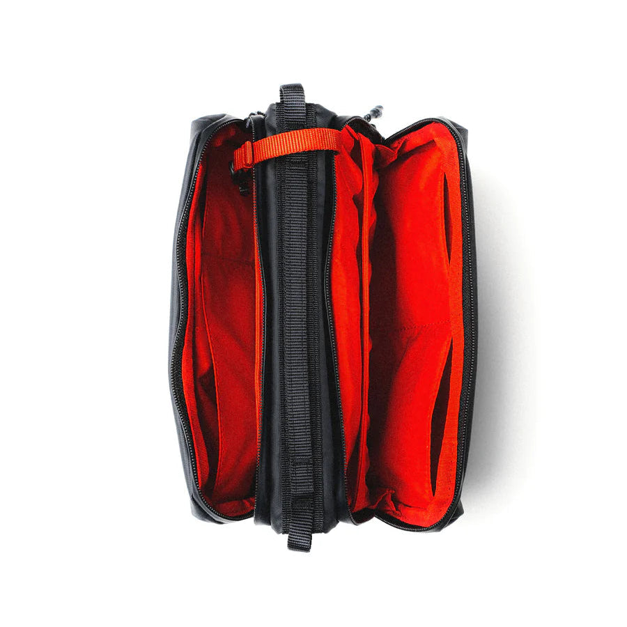 Bolso pequeño de Topologie Bottle Sacoche en color negro, con compartimentos interiores y forrado de rojo