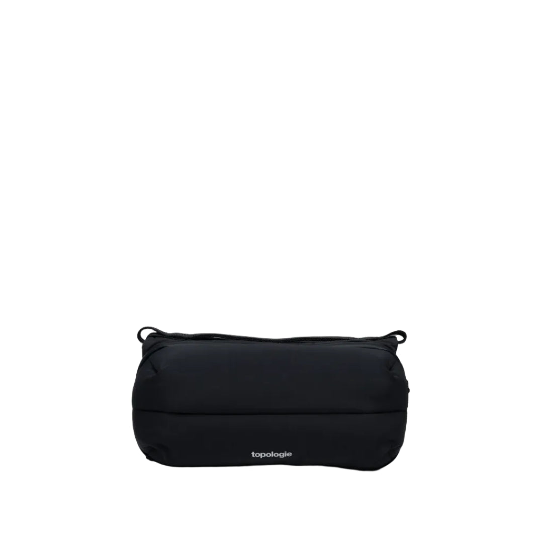 Bolso Bottle Sacoche Medium Topologie en color negro, vista frontal sobre fondo blanco