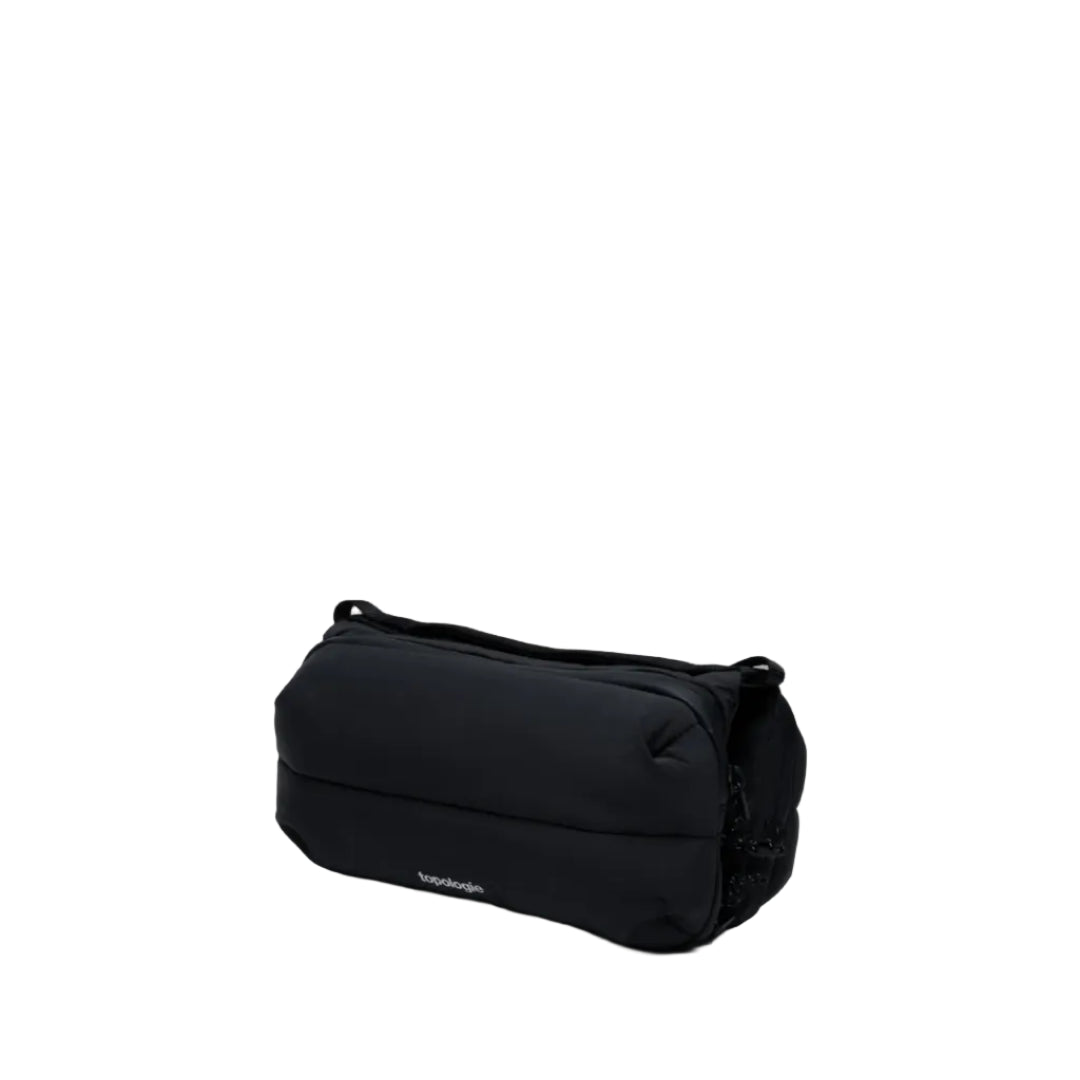 Bolso Bottle Sacoche Medium Topologie en color negro, vista en ángulo de tres cuartos sobre fondo blanco