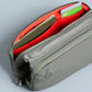 Interior del bolso Bottle Sacoche Medium Topologie en color caqui con forro rojo, compartimento principal abierto con tarjetas y documentos en el interior

