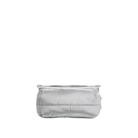 Bolso Bottle Sacoche Medium Topologie en color plateado Space Coated, vista frontal sobre fondo blanco