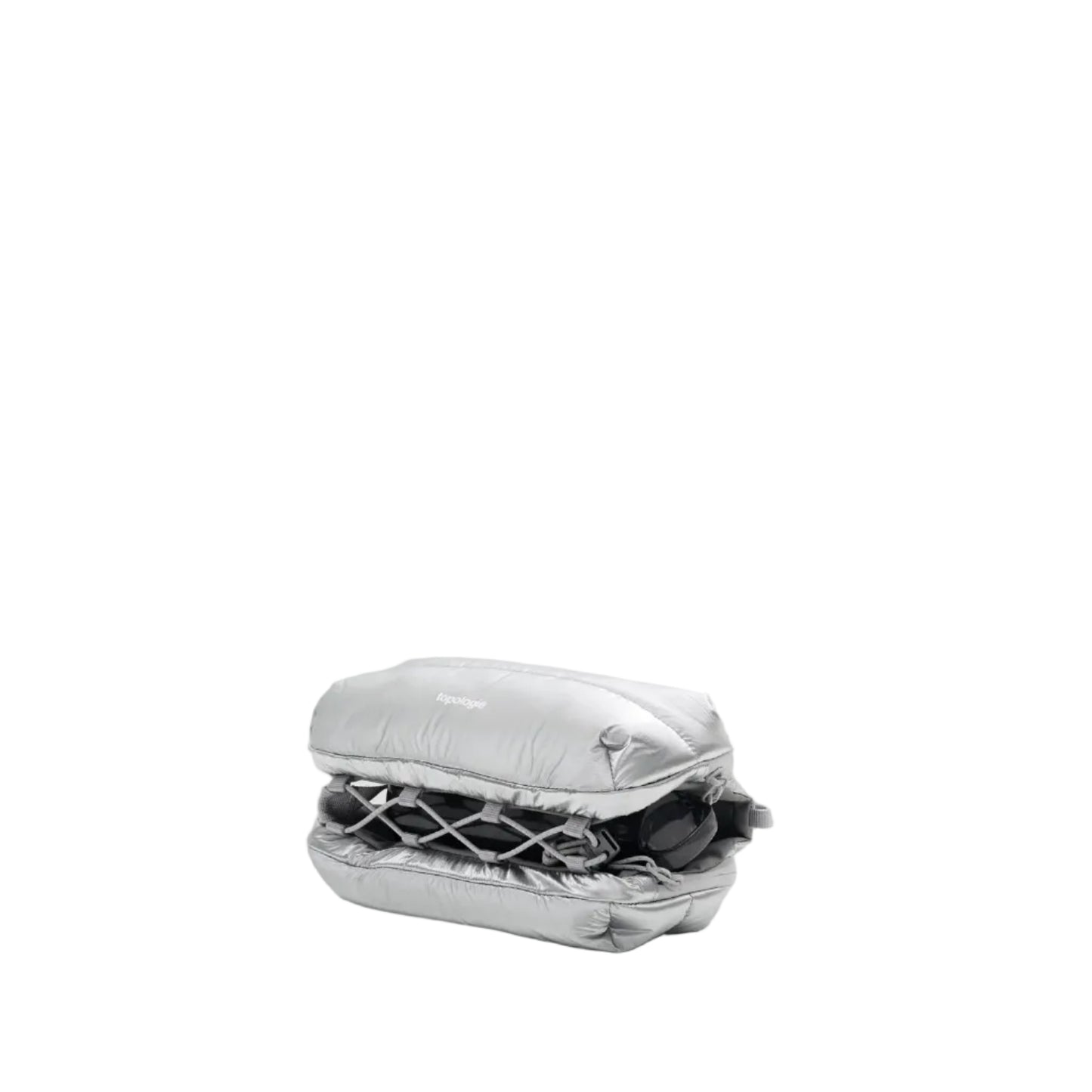 Bolso Bottle Sacoche Medium Topologie en color plateado Space Coated con compartimento central abierto y red elástica interior visible, vista lateral