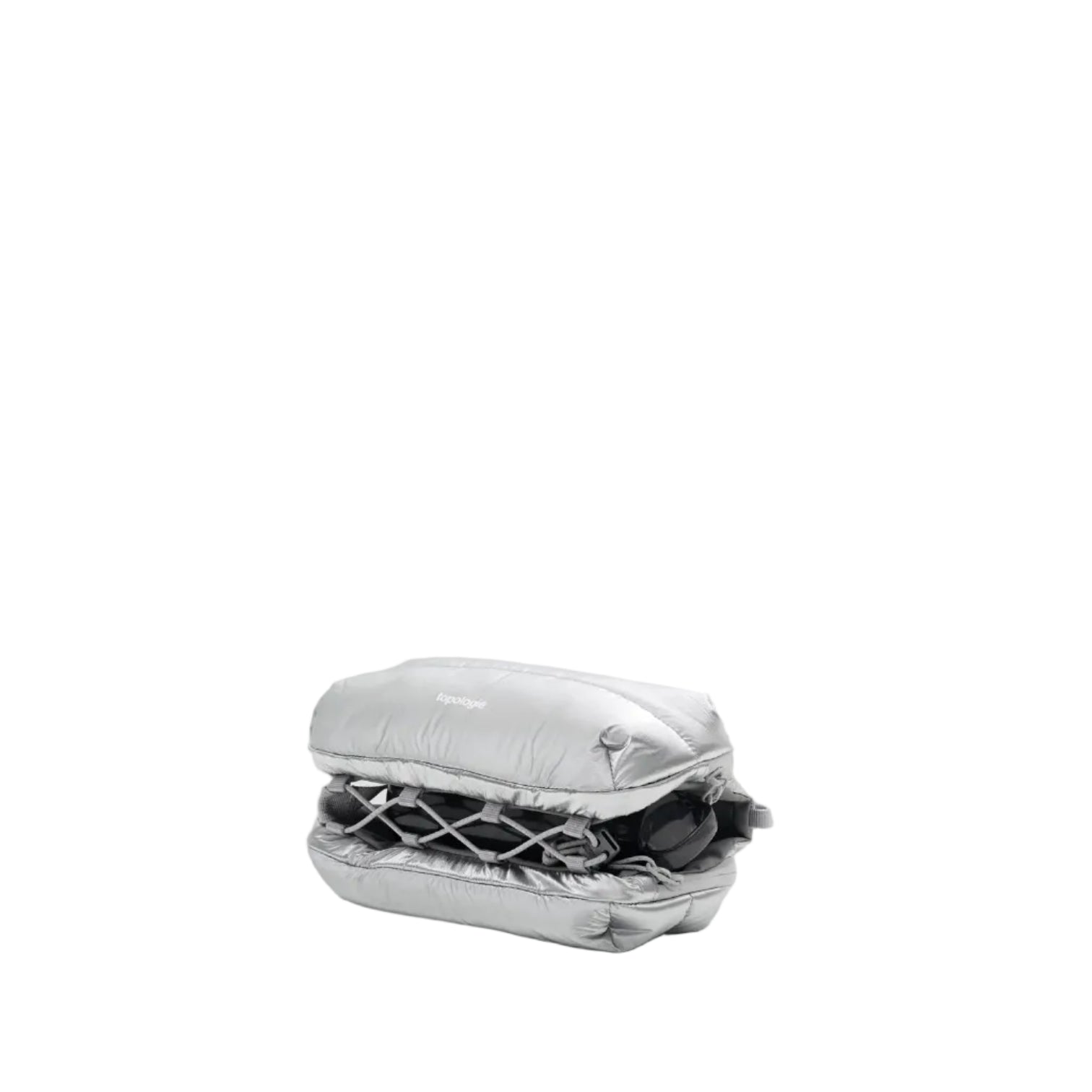Bolso Bottle Sacoche Medium Topologie en color plateado Space Coated con compartimento central abierto y red elástica interior visible, vista lateral