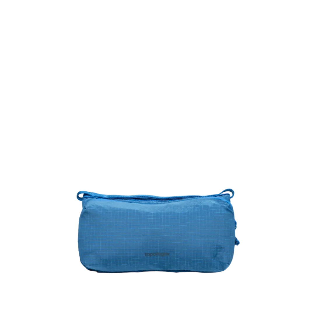 Bolso Bottle Sacoche Medium Topologie en color azul Sonic Vintage Ripstop, vista frontal sobre fondo blanco, tejido impermeable con textura ripstop y cremallera superior