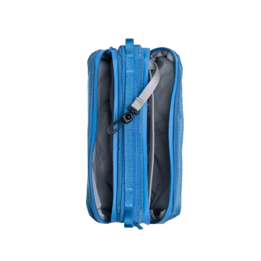 Interior del bolso Bottle Sacoche Medium Topologie en color azul Sonic Vintage Ripstop con los dos compartimentos principales abiertos y cremalleras azules con tirador gris