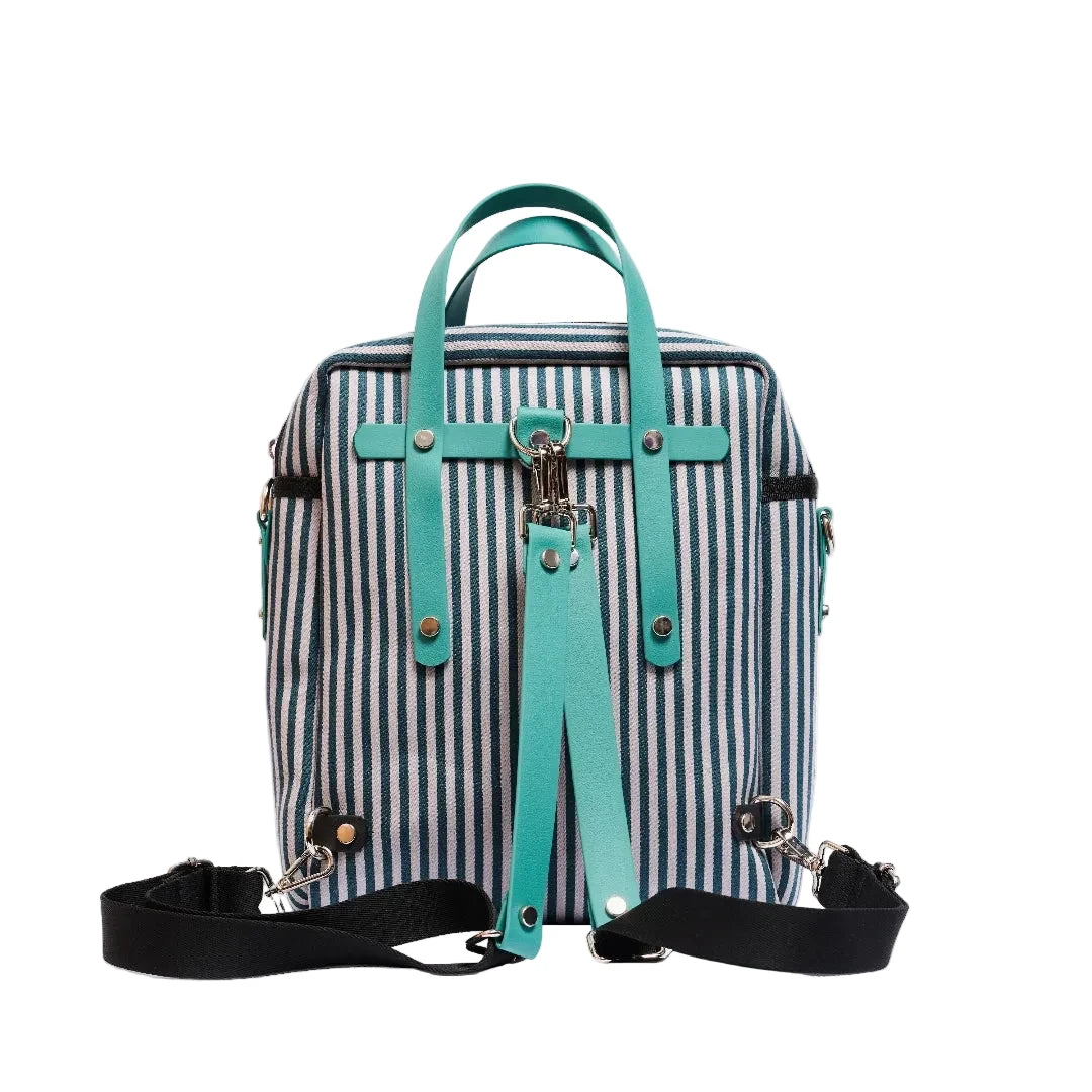 Parte trasera de la mochila Mini Box de Anuscas Family con correas adaptables enganchadas con mosquetones para poder  convertirla en bolso