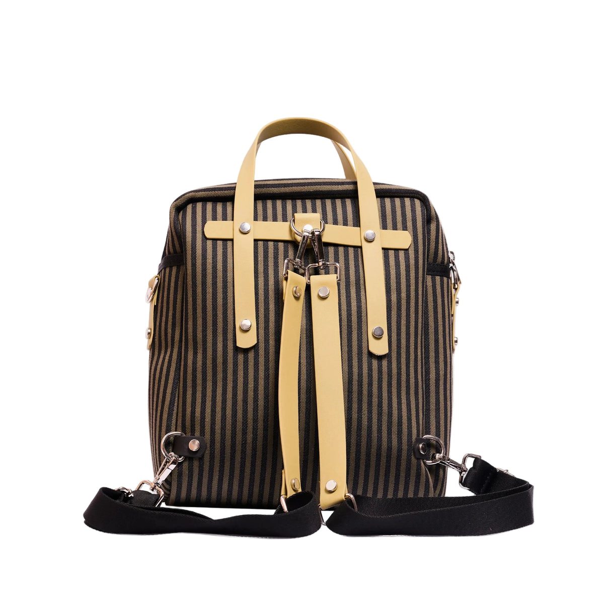 Parte trasera de la mochila Mini Box de Anuscas Family con correas adaptables enganchadas con mosquetones para poder  convertirla en bolso