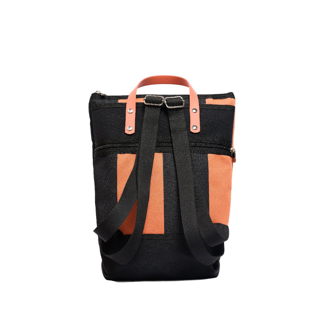 Trasera de la mochila reciclada en franjas anchas negro y salmón con cremallera y correas ajustables