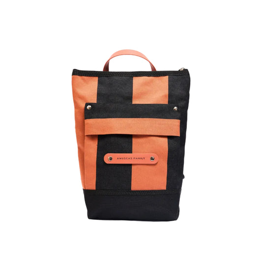 Mochila reciclada en franjas anchas negro y salmón con cremallera y bolsillo delantero