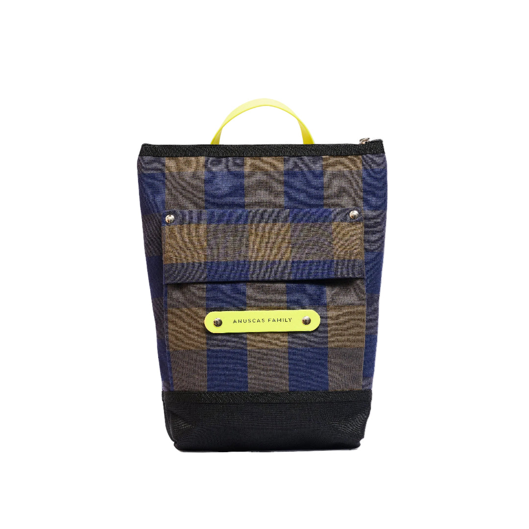 Mochila reciclada a cuadros azules y marrones con cremallera y bolsillo delantero de la firma Anuscas Family