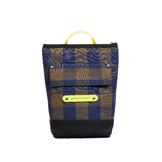Mochila reciclada a cuadros azules y marrones con cremallera y bolsillo delantero de la firma Anuscas Family