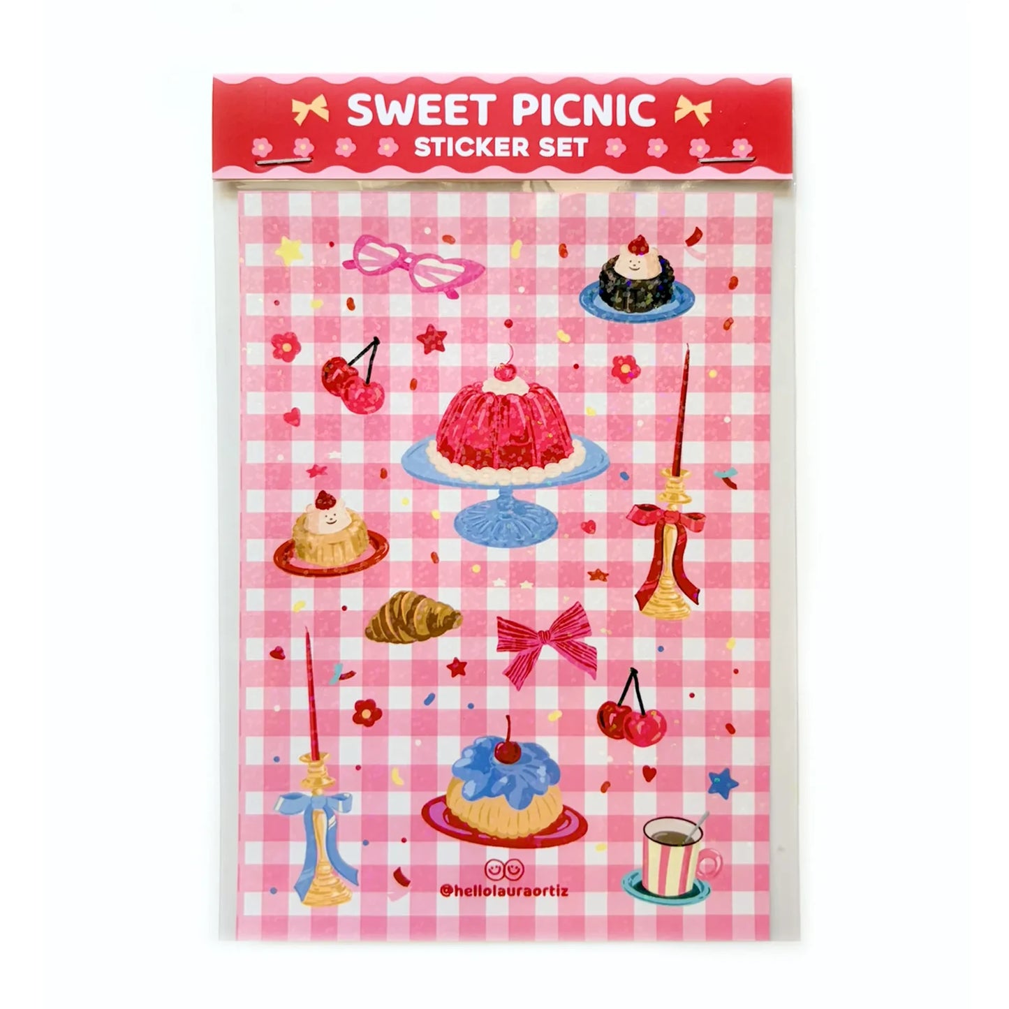 pack de pegatinas con el texto sweet picnic sticker set con una hoja de pegatinas que tiene pasteles con caritas, una tarta de gelatina, candelabros, una taza de café, cerezas, gafas en forma de corazón sobre un fondo a cuadros rosas y blancos imitando un mantel de picnic