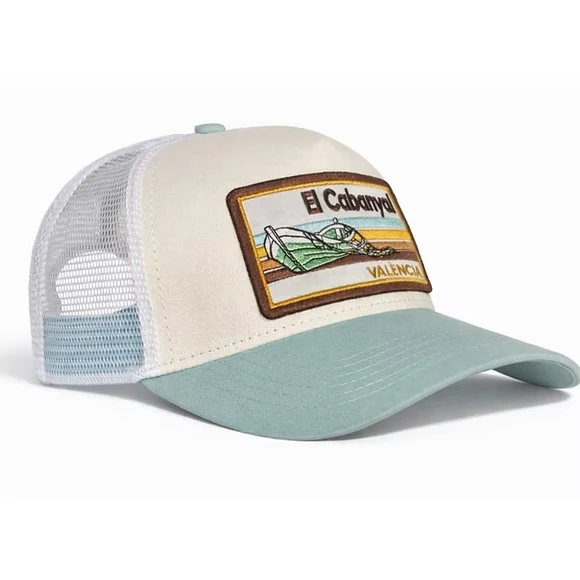 Gorra con visera del barrio del Cabañal en Valencia con un parche bordado con el diseño de una barca y redes de pesca en colores azules