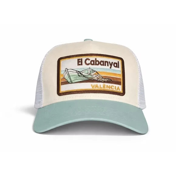 Gorra con visera del barrio del Cabañal en Valencia con un parche bordado con el diseño de una barca y redes de pesca en colores azules 