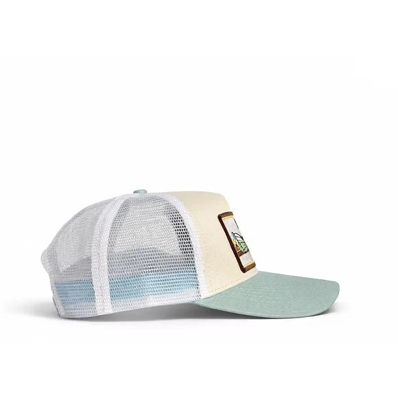 Vista de perfil de la gorra con visera del barrio del Cabañal en Valencia con un parche bordado con el diseño de una barca y redes de pesca en colores azules y rejilla blanca