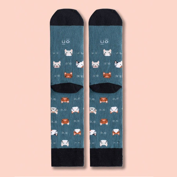 Parte de atrás de los calcetines con estampado de gatos y el mensaje Amor Gatuno