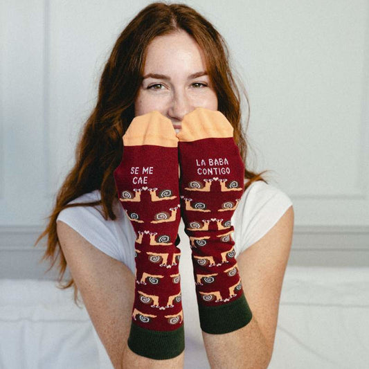 modelo enseñando los calcetines de se me cae la baba contigo con caracoles