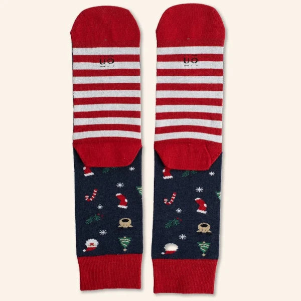 Parte de atrás de los calcetines de Feliz Navidad con suela a rayas rojas y blancas y estampado de motivos navideños: Papá Nöel, reno, bastones de caramelo y árbol de Navidad