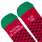 Calcetines rojos, verdes con detalle snegros y blancos de la marca UO con el mensaje: Palestina de la cabeza a los pies.  