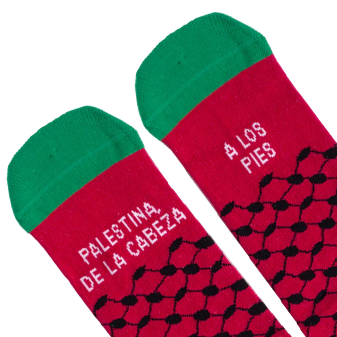 Calcetines rojos, verdes con detalle snegros y blancos de la marca UO con el mensaje: Palestina de la cabeza a los pies.  
