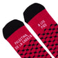 Calcetines rojos y negros de la marca UO con el mensaje: Palestina de la cabeza a los pies.  
