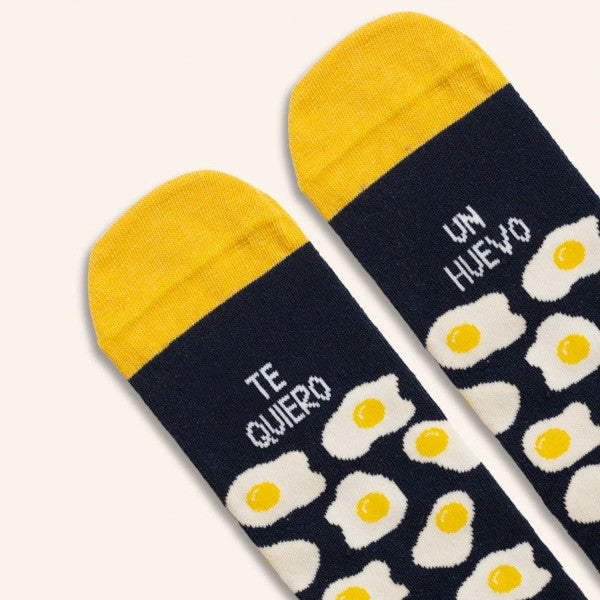Detalle de la puntera de los calcetines con estampado de huevos fritos y el mensaje Te quiero un huevo