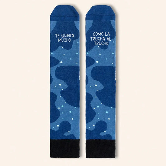 Calcetines con estampado de mar azul  y el mensaje "Te quiero mucho / Como la trucha al trucho"