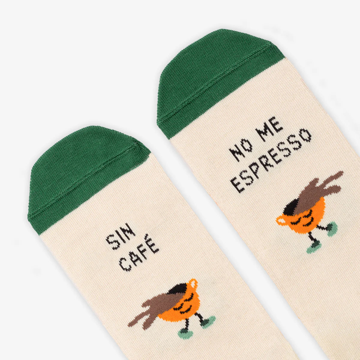 Detalle de los calcetines beige con puntera verde y una taza de café con carita con el mensaje "Sin café no me espresso