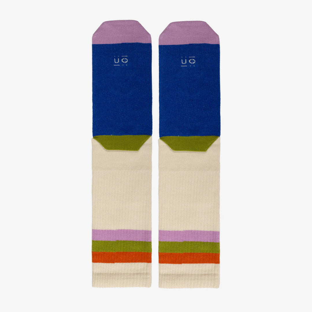 Parte de atrás de los calcetines beige con detalle morado en la puntera y el mensaje Profe eres lo más :)