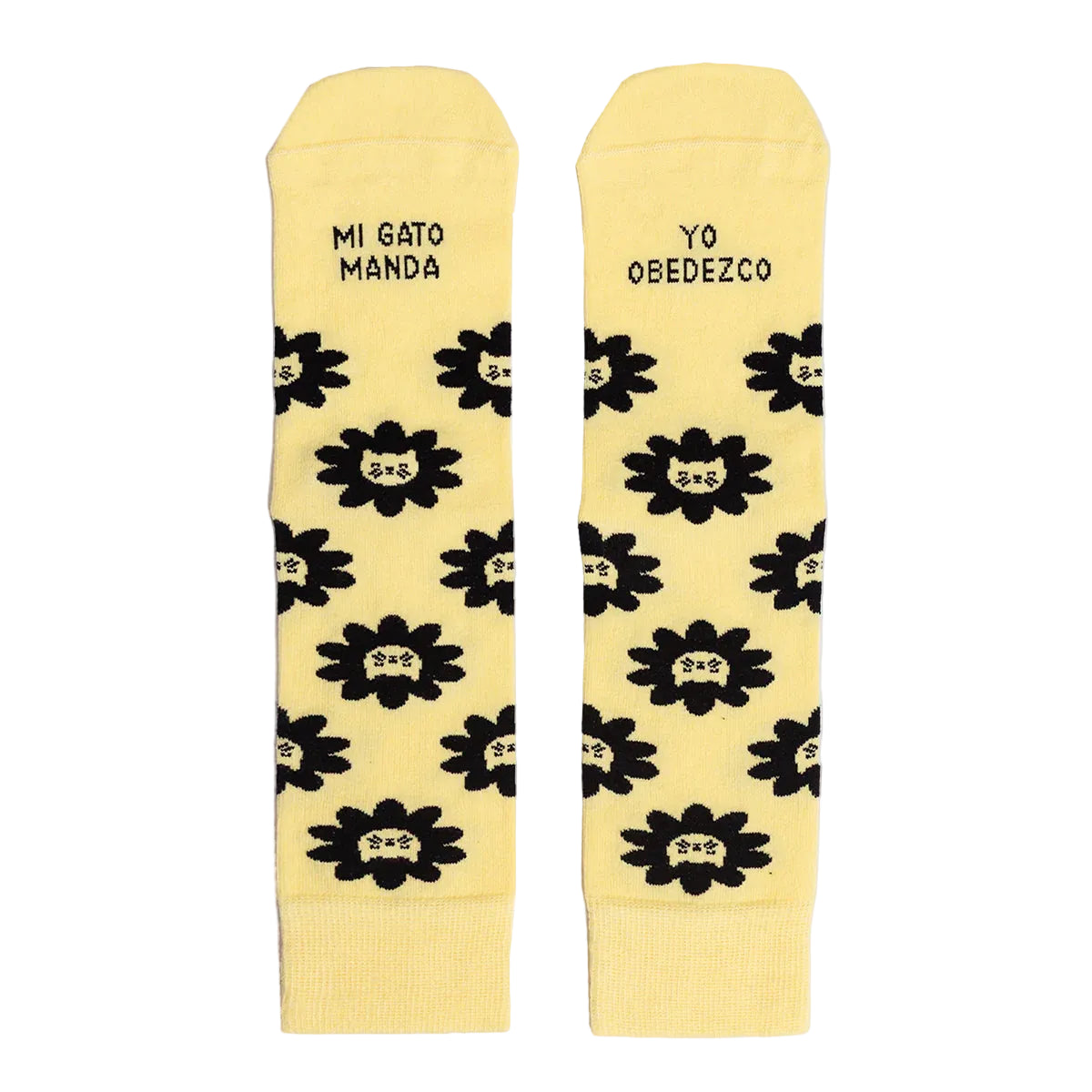 Calcetines amarillos con estampado de caras de gato y el mensaje "Mi gato manda / yo obedezco"