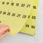 Calendario de pared amarillo con números grandes y espacio para escribir de Colla Paper