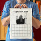 Chico con camiseta a rayas azules sosteniendo el calendario 2027 ilustrado por Helen B abierto por el mes de febrero, con ilustración de una esquiadora