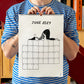 Chico con camiseta a rayas azules sosteniendo el calendario 2027 ilustrado por Helen B abierto por el mes de junio, con ilustración de una chica dormida con el culo en pompas