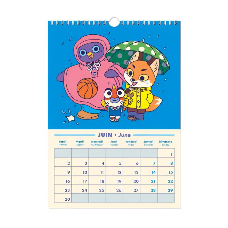 Mes de junio del calendario de pared 2025 de Yeaaah Studio con ilustración de tres amigos zorro, pinguino y pez jugando al baloncesto bajo la lluvia