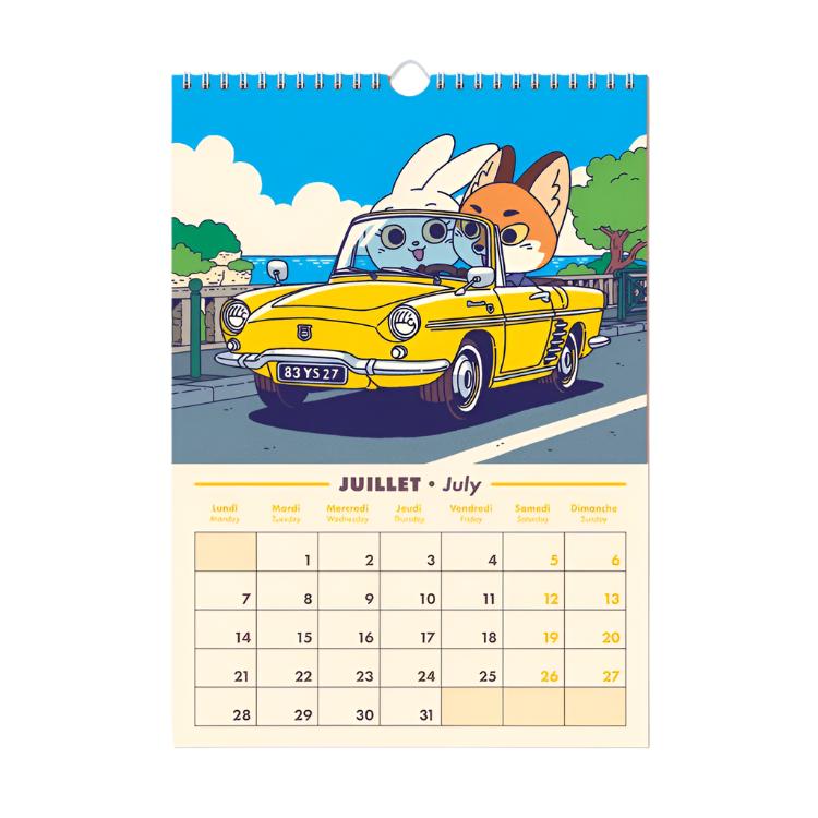 Mes de julio del calendario de pared 2025 de Yeaaah Studio con ilustración de tres  zorro y una coneja en un descapotable amarillo