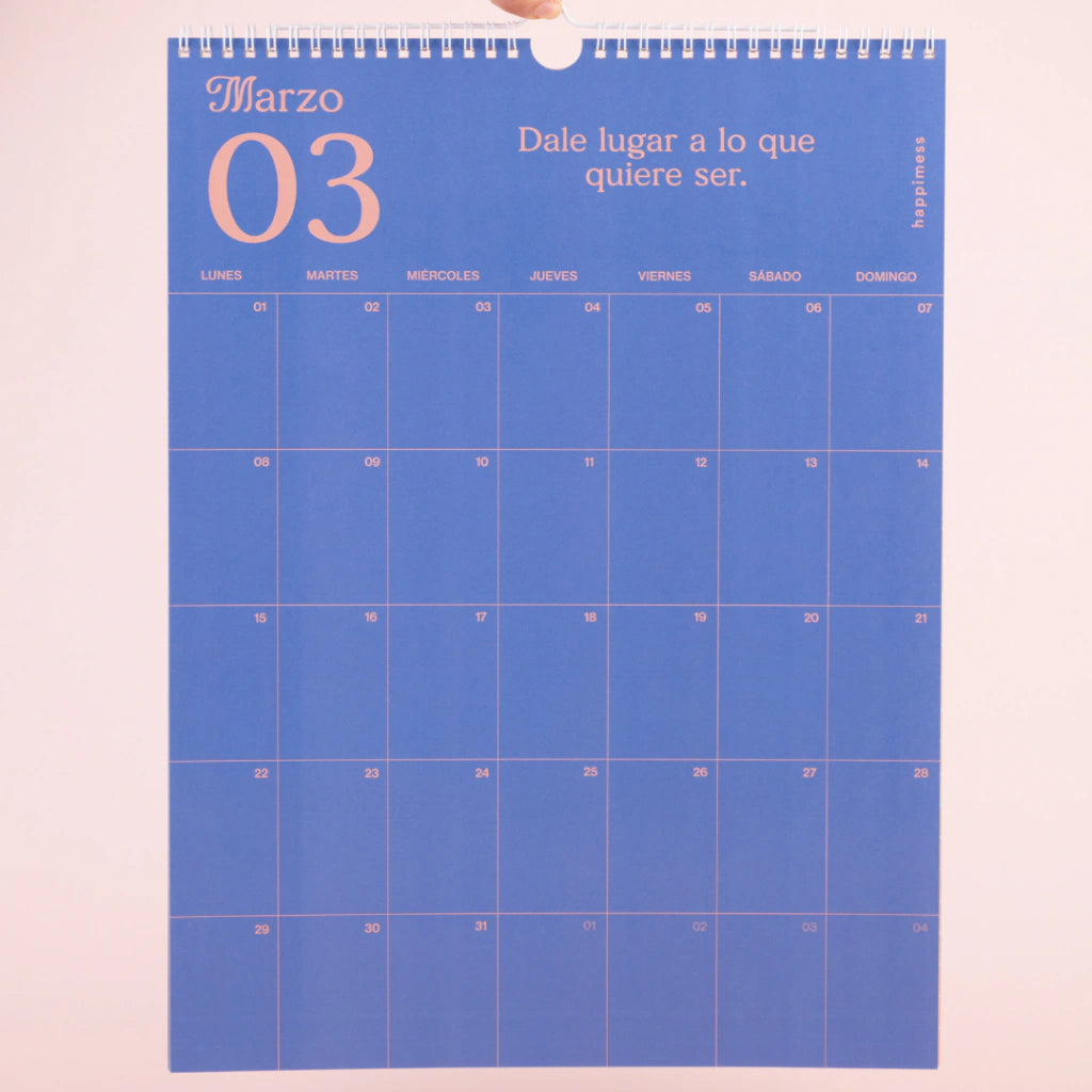 Página del mes de marzo en color azul con frase motivadora del calendario de pared 2027 de la artista argentina Happimess