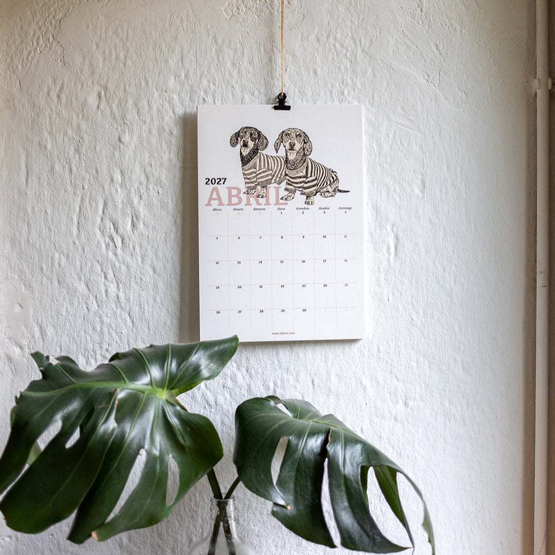 Mes de abril del calendario de pared 2027 ilustrado por Laura Agustí con dos perros salchicha