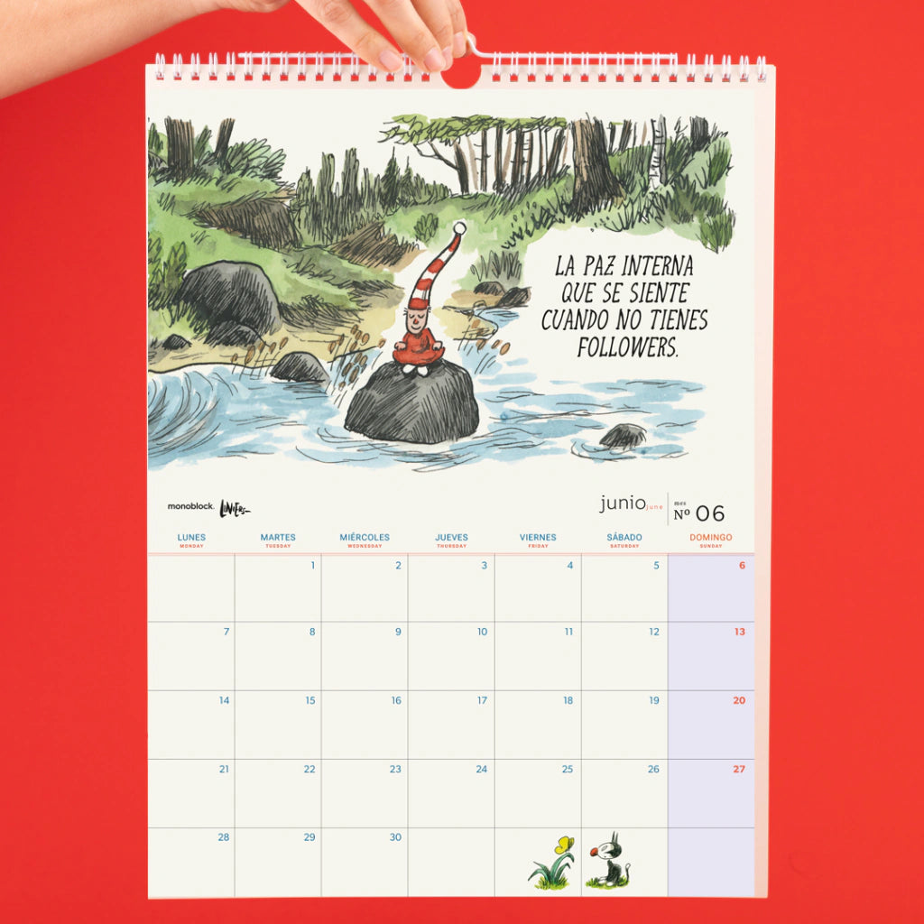 Página del mes de junio del calendario de pared 2027 de Macanudo con un duende meditando sobre una piedra en medio de un río y la frase "la paz que se siente cuando no tienes followers"