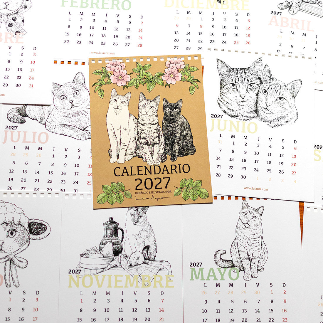 Láminas mensuales del calendario de escritorio ilustrado con gatos de Laura Agustí para 2027