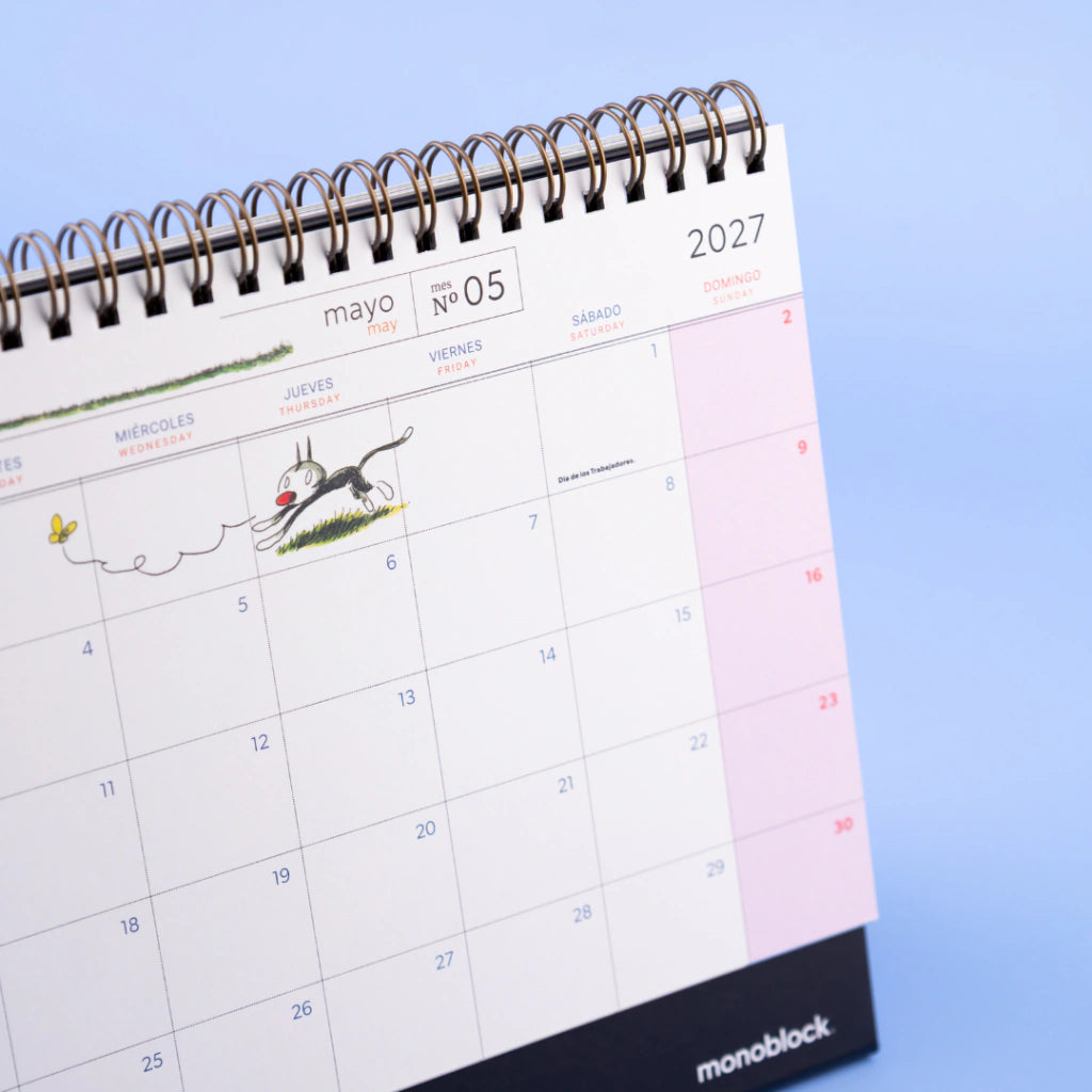 Detalle del calendario de mesa 2027 con ilustraciones de la serie Macanudo de Liniers en el mes de mayo