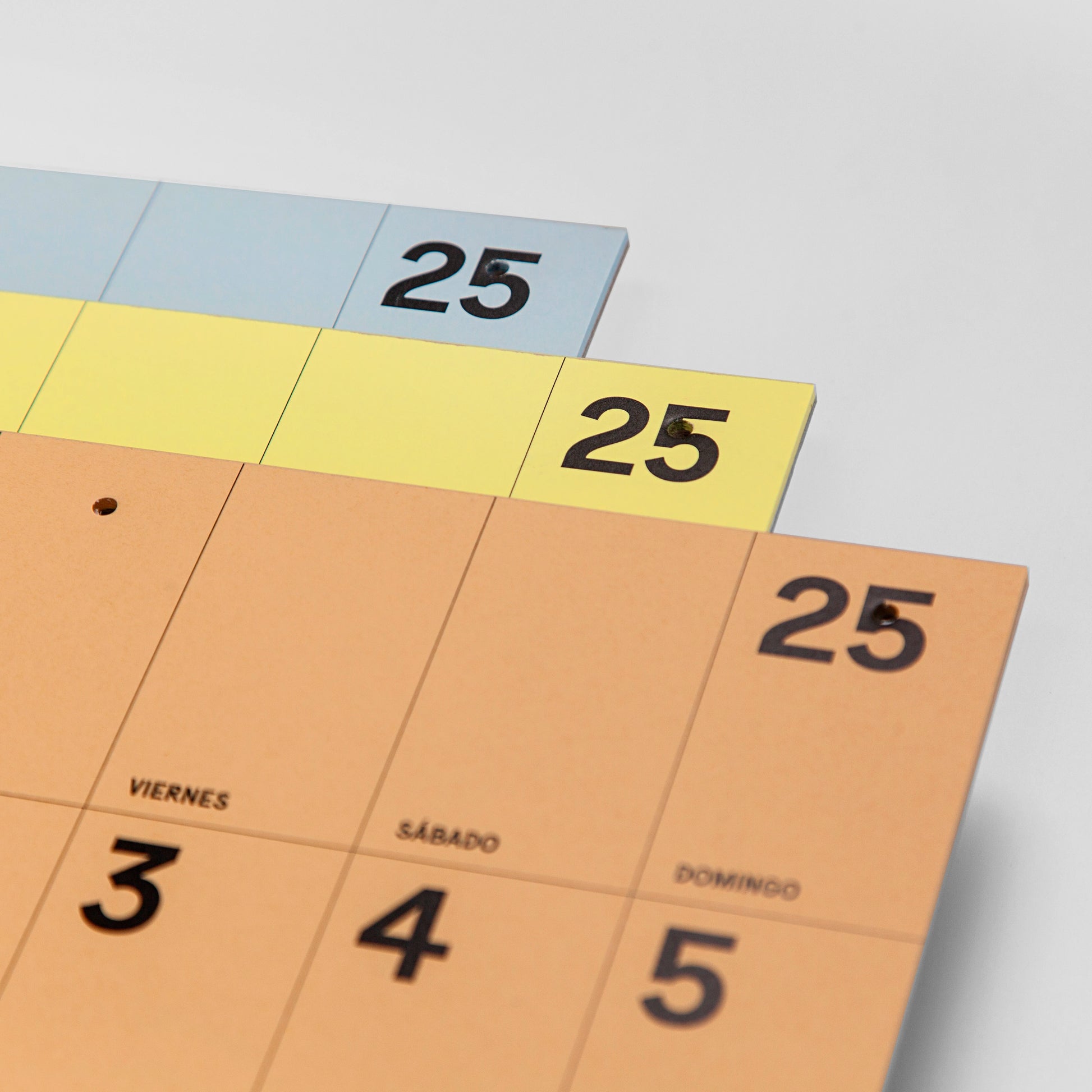 Calendarios de pared en diferentes colores con números grandes y espacio para escribir de Colla Paper