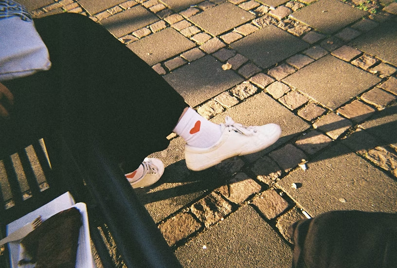 Fotografía analógica de unas piernas tomada con la cámara Miss Me? de Ninm Lab