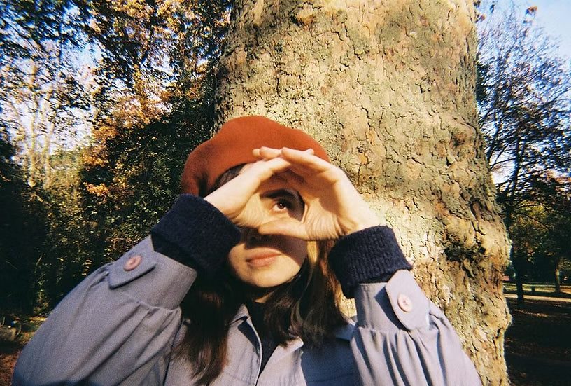 Fotografía analógica de una chica en un bosque tomada con la cámara Miss Me? de Ninm Lab