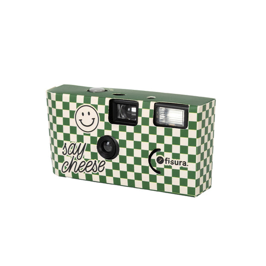 Cámara desechable con aires retro a cuadros verdes y blancos con el mensaje Say Cheese junto a una carita sonriente de Fisura