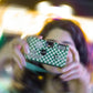 Chica haciendo fotos con una cámara desechable estilo retro de Fisura