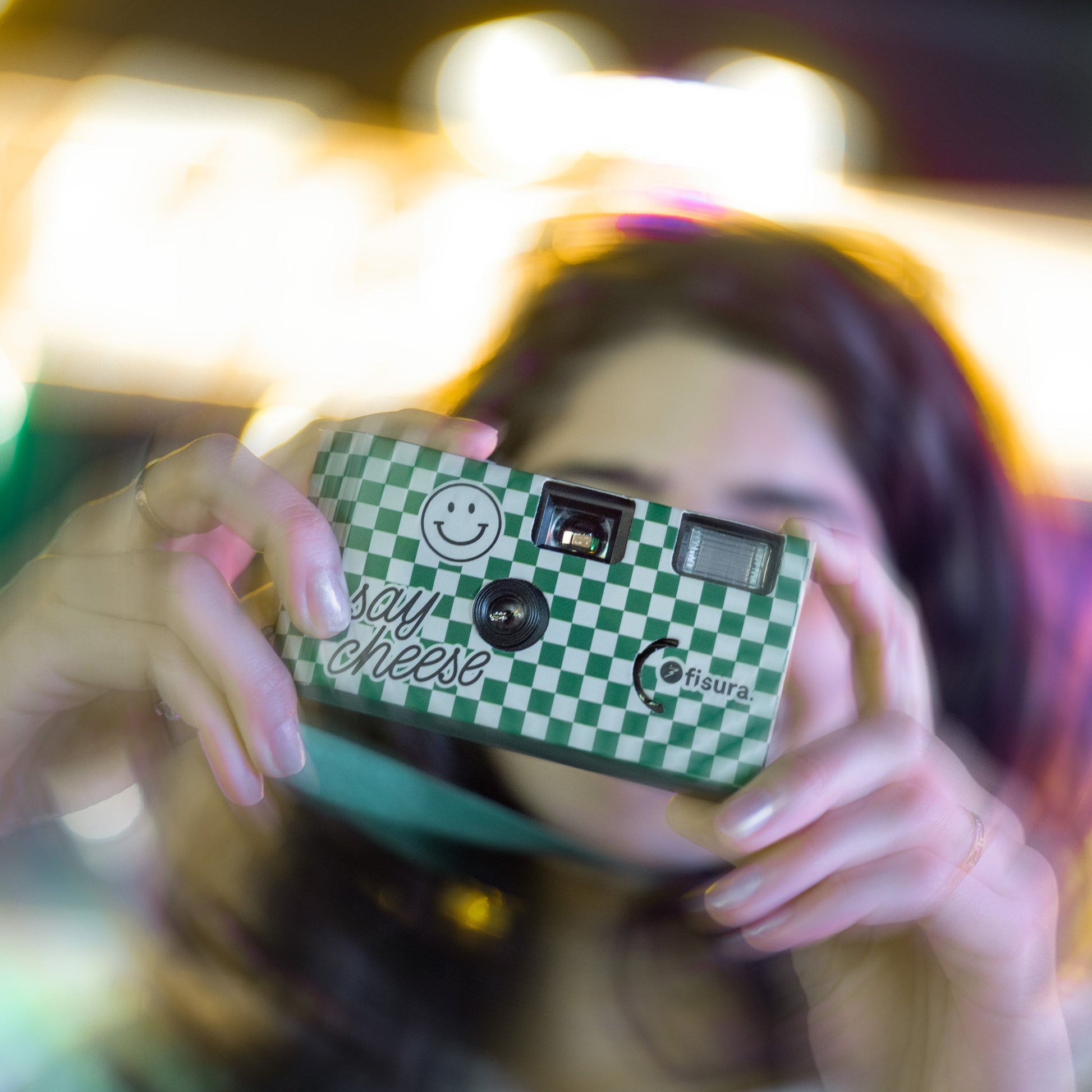 Chica haciendo fotos con una cámara desechable estilo retro de Fisura