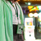 Chica con camisa a rayas verdes y una cámara desechable colgada al cuello